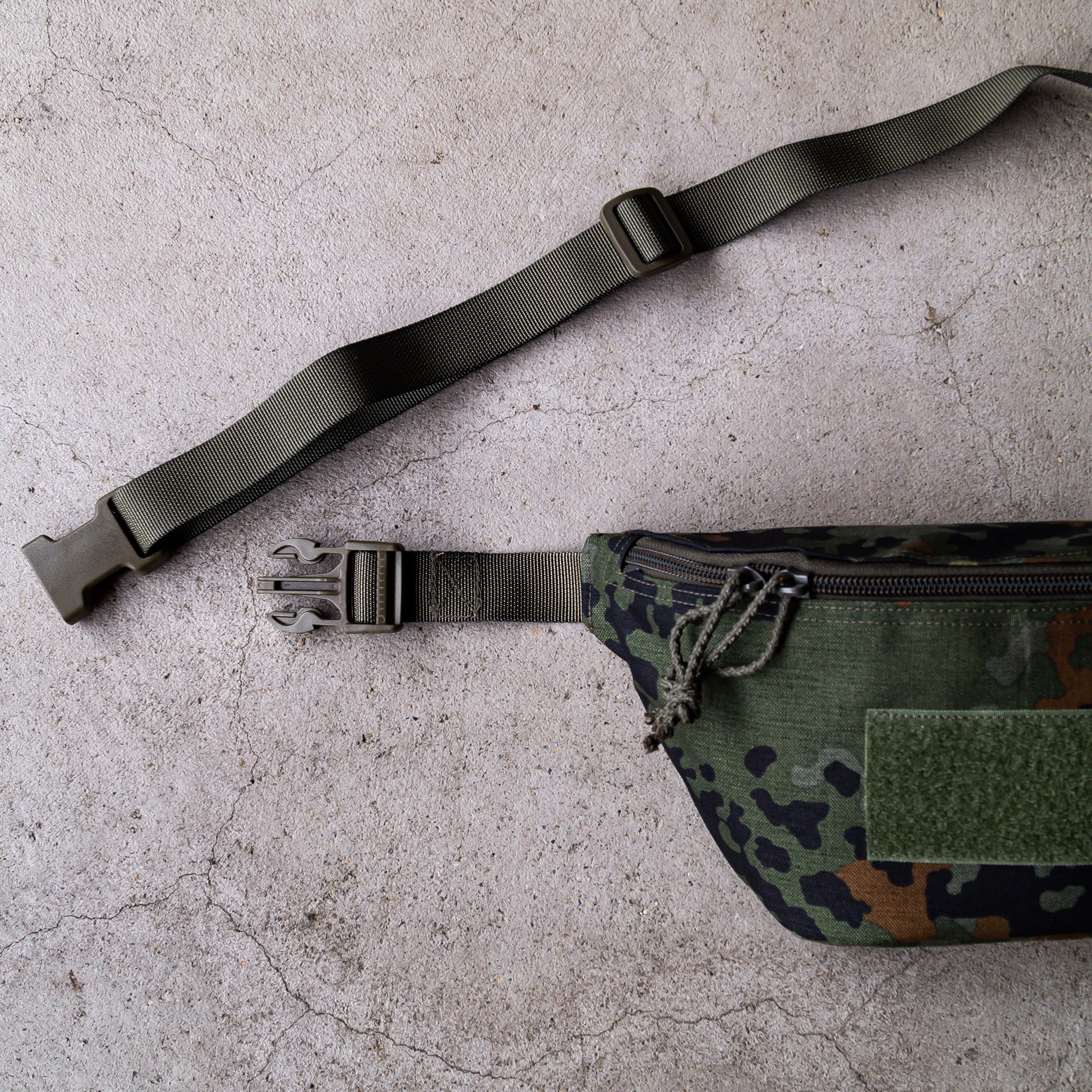 Handgemachte taktische Bauchtasche in Flecktarn - Crossbody Bag für EDC, Outdoor und Airsoft