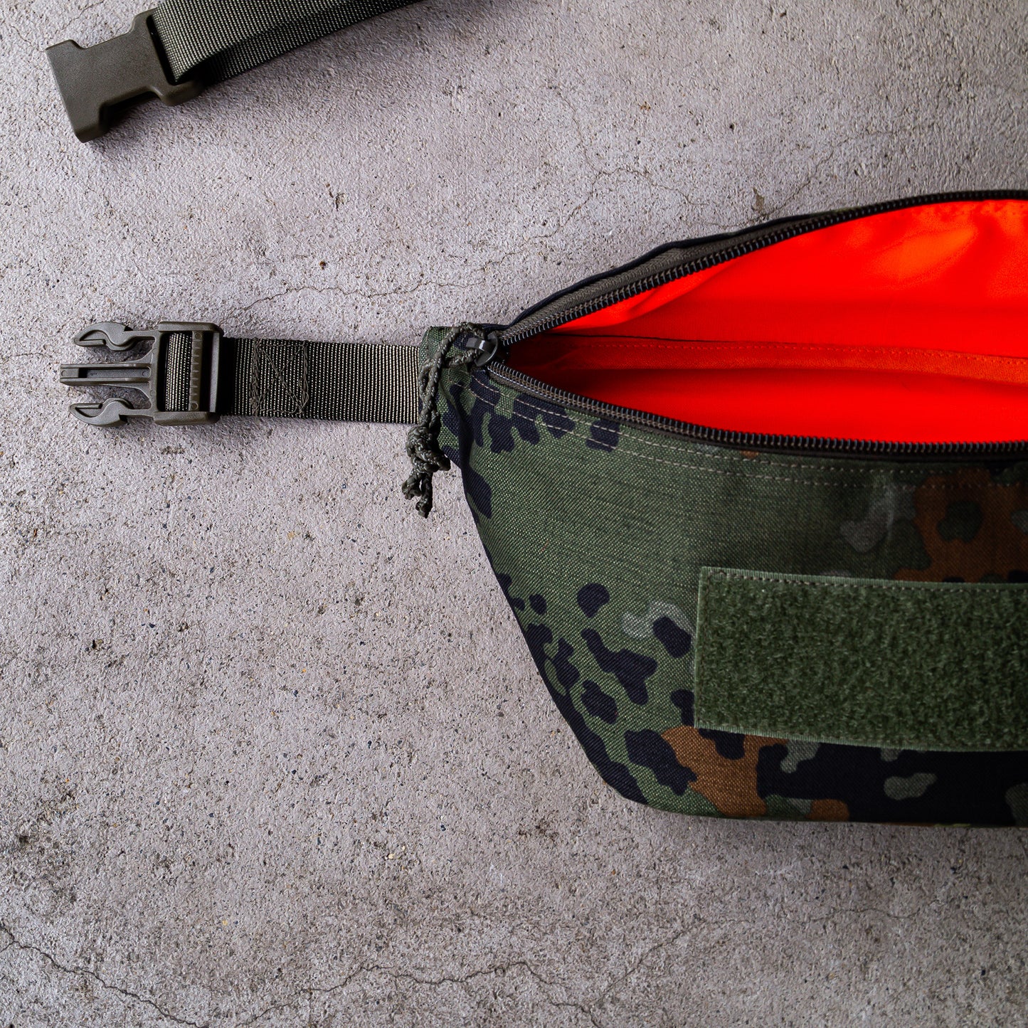 Handgemachte taktische Bauchtasche in Flecktarn - Crossbody Bag für EDC, Outdoor und Airsoft