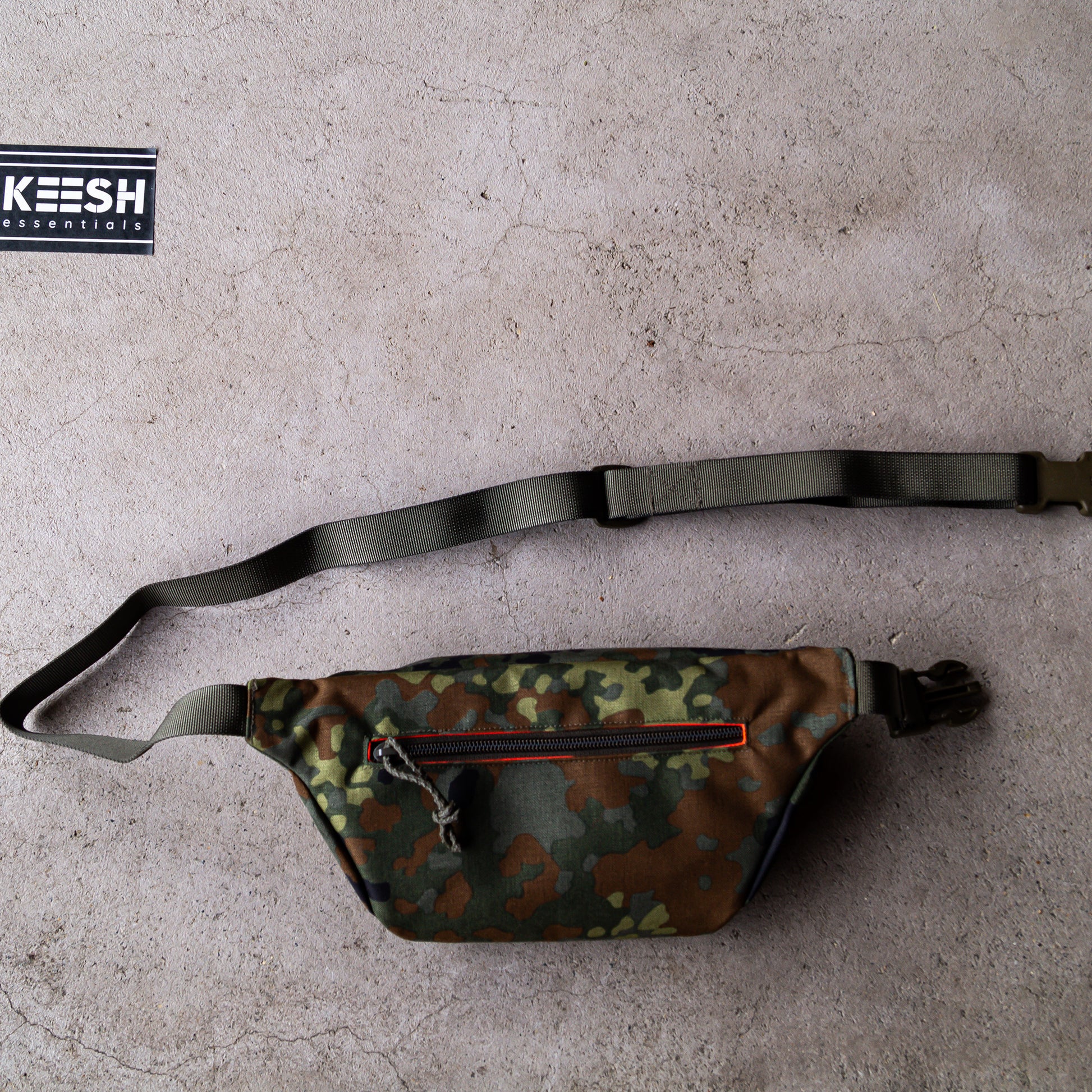 Handgemachte taktische Bauchtasche in Flecktarn - Crossbody Bag für EDC, Outdoor und Airsoft