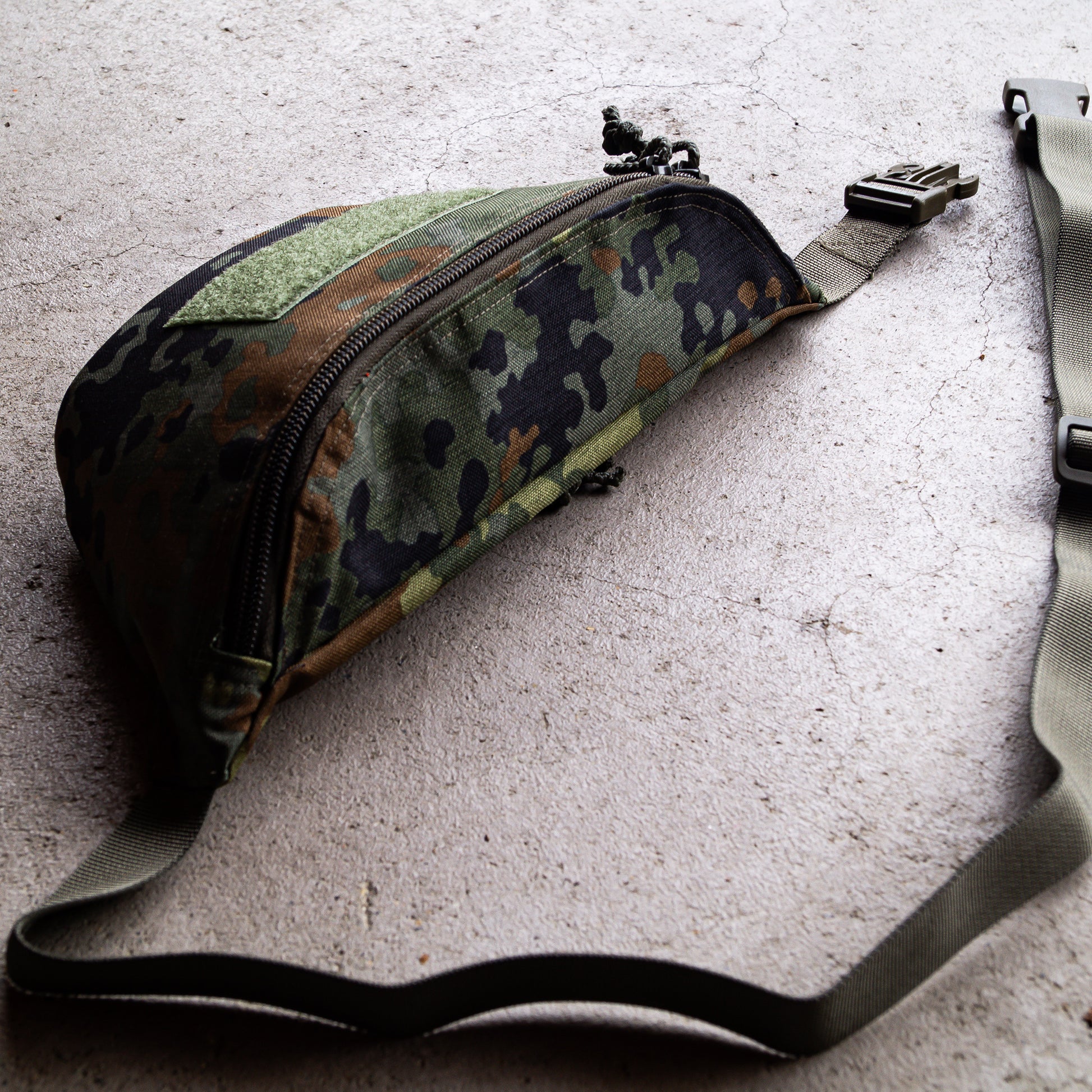 Handgemachte taktische Bauchtasche in Flecktarn - Crossbody Bag für EDC, Outdoor und Airsoft