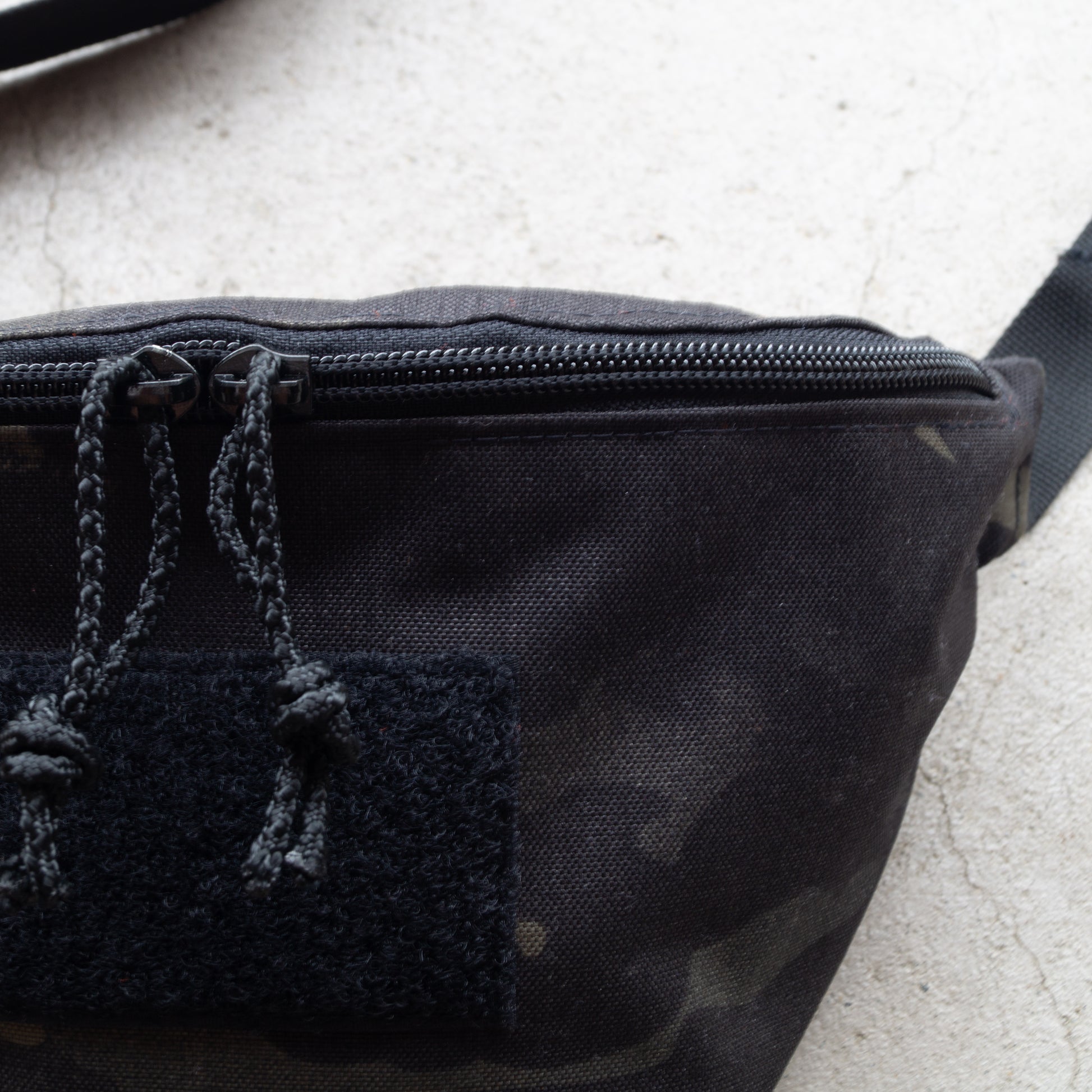 Handgemachte taktische Bauchtasche in Multicam® Black - Crossbody Bag für EDC, Outdoor und Airsoft