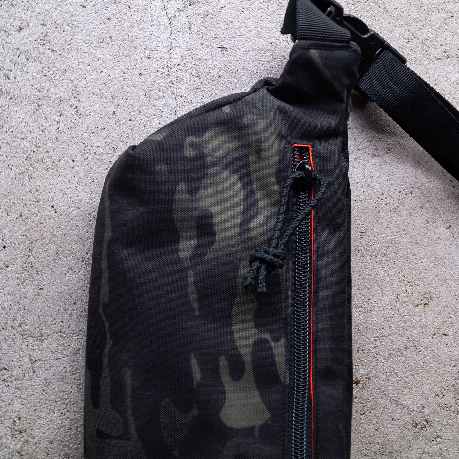 Handgemachte taktische Bauchtasche in Multicam® Black - Crossbody Bag für EDC, Outdoor und Airsoft