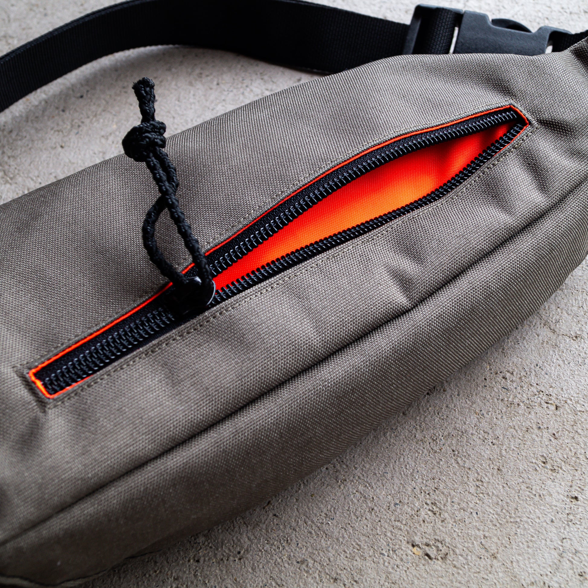 Handgemachte taktische Bauchtasche in Steingrau-Oliv - Crossbody Bag für EDC, Outdoor und Airsoft